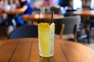 Cam gibi cam standları saman, içme ile masada hangi pou oldu