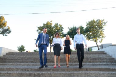 Güzel emin kişi, iki erkek ve iki kız gülümsüyor, hol,