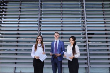 Üç genç girişimci modern, eğitimli öğrenciler, adam ve iki