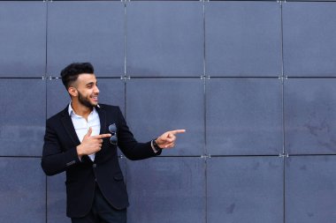 Arap adam yavaş yürüme gülümseyen iş merkezi standları