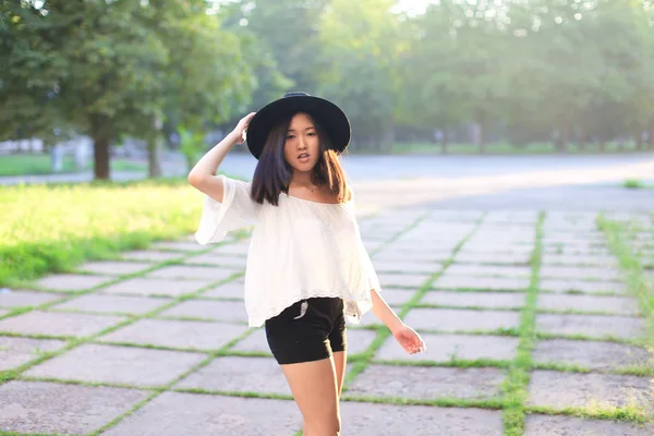 Harika kadın şapka Asya günbatımı neşeli duygular kahkaha — Stok fotoğraf