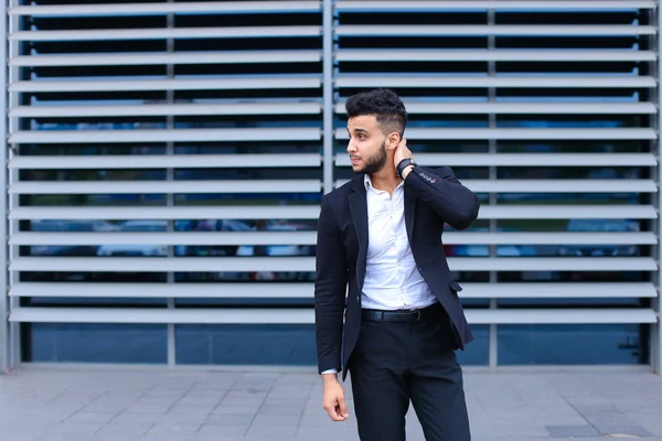 Jonge Arabische man toont nekpijn moe in het Bedrijfscentrum — Stockfoto