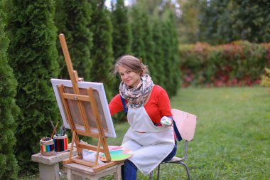 Kadın poz ve gülümseyen, kameraya gülme güzel ressam