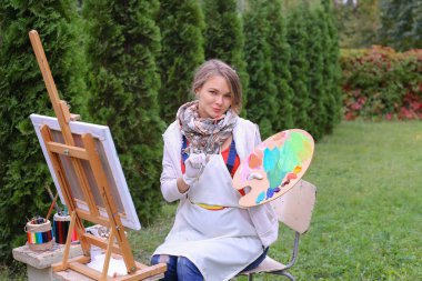 Kadın poz ve gülümseyen, kameraya gülme güzel ressam