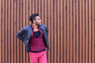 Sırt ve uzanıyor B yakışıklı genç yetişkin Arapça adam tutar