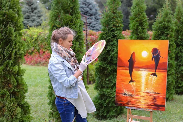 Krásný vzhled evropské umělce žena drží paletu a br — Stock fotografie