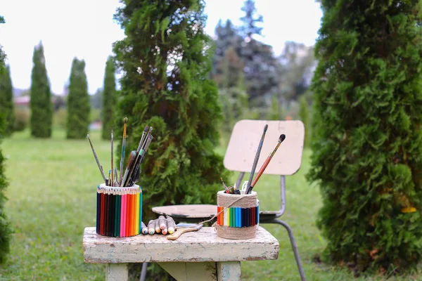 Foto Materiales dibujo y silla en la que se encuentran bocetos a lápiz —  Fotos de Stock