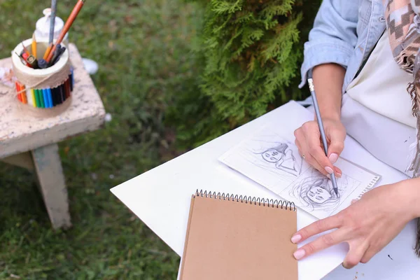 Pintor femenino sugiere contornos Dibujo, lleva a la etapa final —  Fotos de Stock