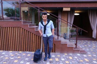 Genç adam Arap işadamı öğrenci geldiysen oraya restoran ile Su için