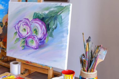 Fotoğraf resim sanatçı ve sanat stud şövale üzerinde duruyor tarafından boyalı