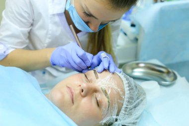 Fe çizim üzerinde çalışmaya konsantre kız ana mikrobleydingu