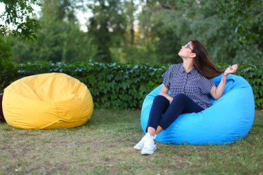 Sandalye ve poz oturan portresi çok kadın photog için
