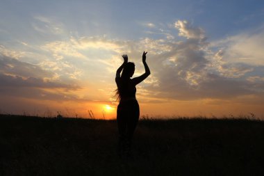 Çeşitli pozlar gösterilen ve bir alan açık havada dans ince kız