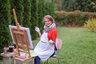 Kadın poz ve gülümseyen, kameraya gülme güzel ressam