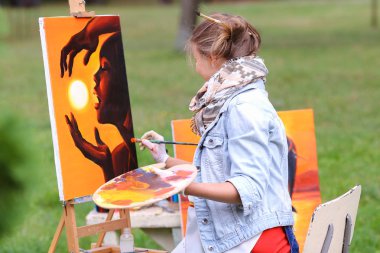 Güzel Avrupa görünüm sanatçı paleti ve fırçalar tutar bir