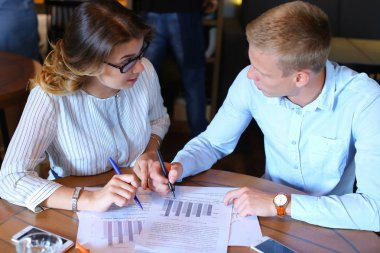 Genç iş takım çözmek sorunları katalog yaprak