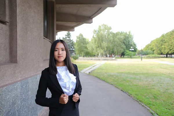 Азиатская красивая молодая деловая женщина, студентка позирует перед камерой , — стоковое фото