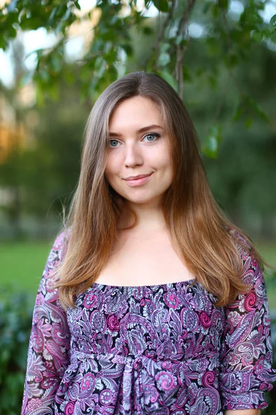 Hermosa mujer joven hermosa sonriendo y posando para las fotos un — Foto de Stock