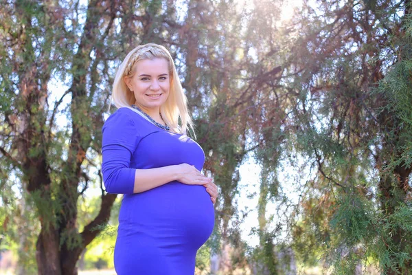 Sedutor jovem grávida senhora carícia tocar barriga e sente ervilha — Fotografia de Stock
