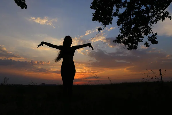 슬림 여자 필드 야외에서 춤과 다양 한 포즈를 보여주는 — 스톡 사진