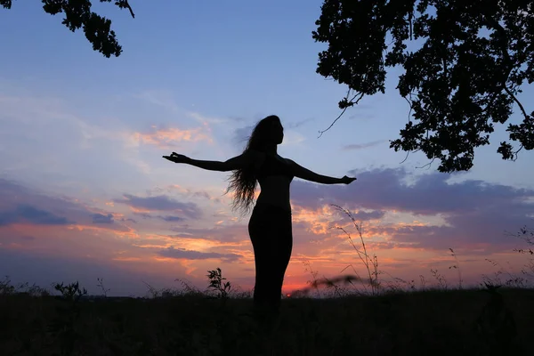 Chica delgada mostrando varias poses y bailando en el campo al aire libre en — Foto de Stock