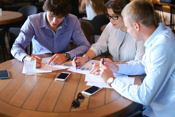 Equipo de negocios negocia hablar y discutir — Foto de Stock