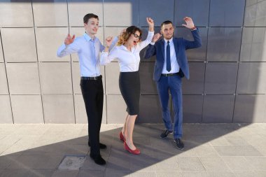 Sevinirler başarı, üç güzel enerjik insanlar güldü, gülümseyen