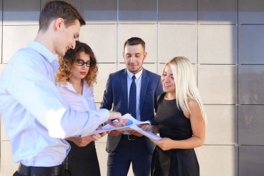 Güzel iddialı genç erkek ve kadınların göz önünde bulundurun ve zamanlanan çalışma