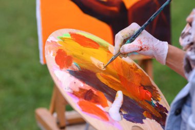 Kadın sanatçılar el tüpleri yağlı boya ahşap soluk üzerinde gelen sıkılmış