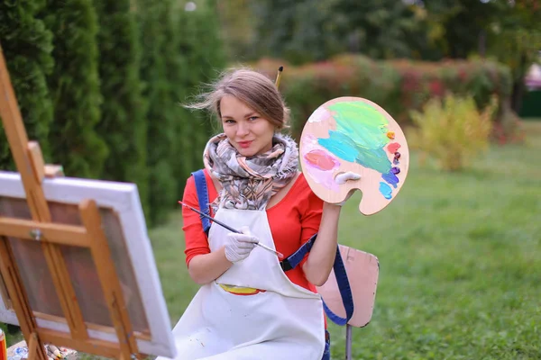 Women beautiful painter posing and smiling, laughing into camera — Stock Photo, Image