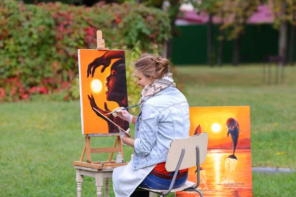 Bela aparência europeia artista detém paleta e escova um — Fotografia de Stock