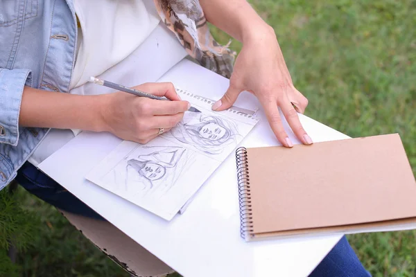 Девушка-художница делает карандаш с чистым острым карандашом на Паге — стоковое фото