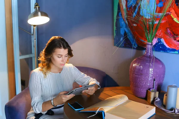 Mujer que utiliza la tecnología en la tableta del teléfono café —  Fotos de Stock