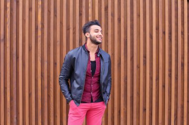 Emin şirin genç Müslüman adam pozlar ve kamera, bakar gülümseme