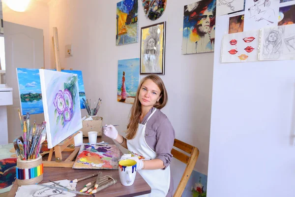 Girl Sits on Stool at Easel And Writing Painting, Uses Brush to — Stok Foto