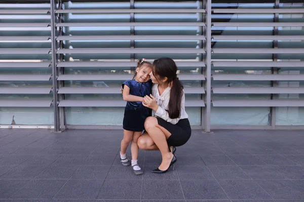 Bella ragazza moderna, giovane madre, donna d'affari squatted dow — Foto Stock