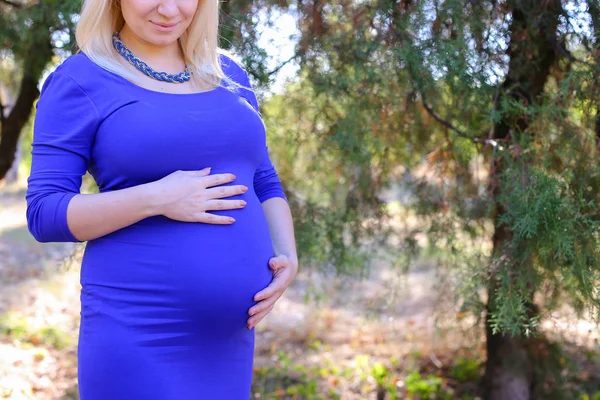 Genç hamile bayan okşa Belly ve hissediyor bezelye dokunmadan çekici — Stok fotoğraf