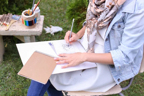 Pintor femenino sugiere contornos Dibujo, lleva a la etapa final —  Fotos de Stock