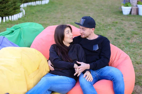 Pareja enamorada sentarse y hablar en sillones, sonriendo, abrazando y k — Foto de Stock