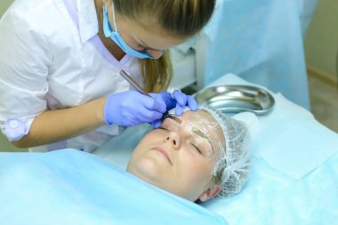 Fe çizim üzerinde çalışmaya konsantre kız ana mikrobleydingu