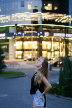 Tatlı çekici genç kadın kamera, gülümseyen ve pos arıyorum