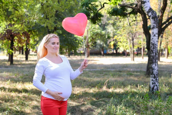 Burnunda, poz için kamera yukarı kaldırın ve fırtınası sevimli erkek — Stok fotoğraf