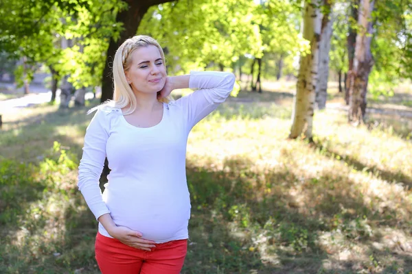 Genç hamile kadın yavaşça Belly ve hissediyor Di dokunmadan çarpıcı — Stok fotoğraf