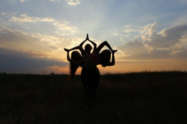 Genç kız poz spor ve gülümseyerek dans hareketleri ve pos gerçekleştirmek