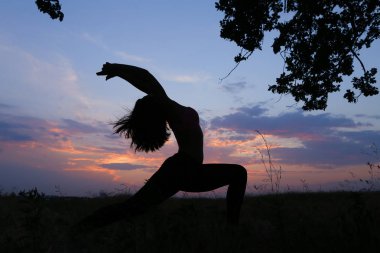 Çeşitli pozlar gösterilen ve alanında açık havada dans ince kız