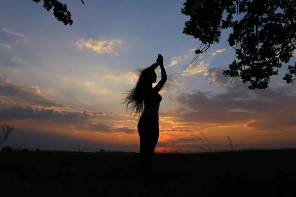 Menina magro mostrando várias poses e dançando em um campo ao ar livre — Fotografia de Stock