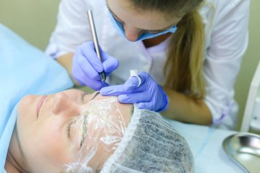 Fe çizim üzerinde çalışmaya konsantre kız ana mikrobleydingu