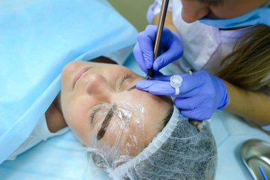 Fe çizim üzerinde çalışmaya konsantre kız ana mikrobleydingu