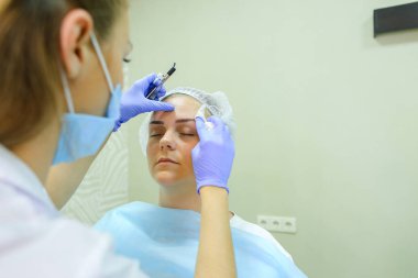 Kız uzman mikropigmentirovaniyu kaşları şeklinde düzeltir