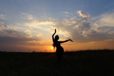 Çeşitli pozlar gösterilen ve bir alan açık havada dans ince kız